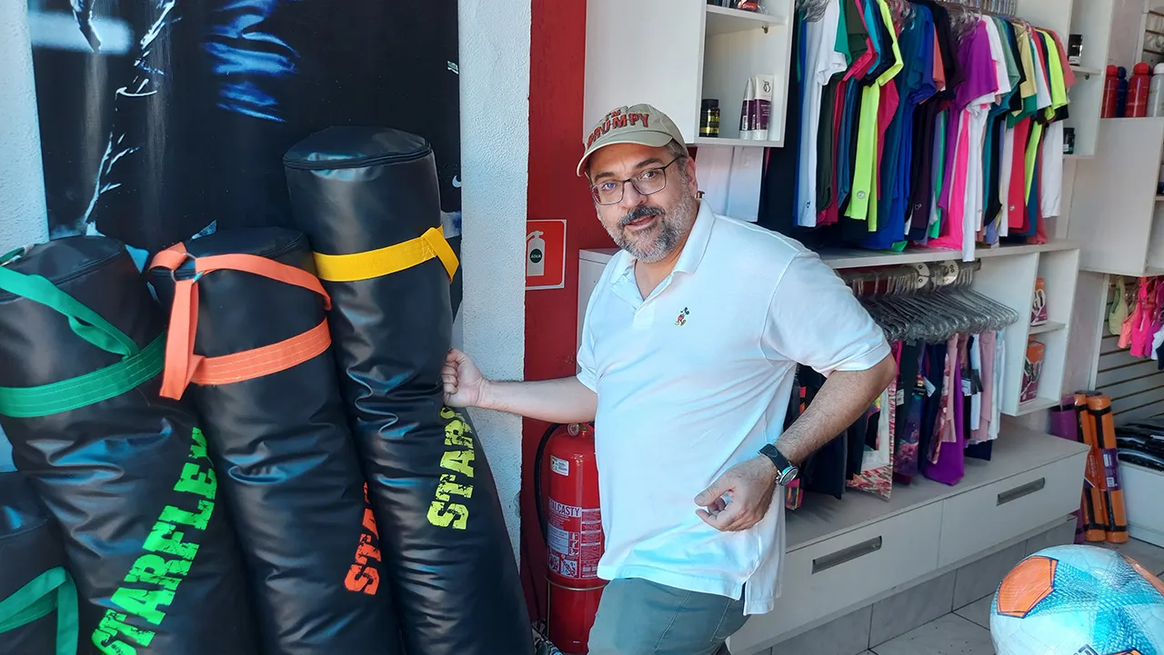 Weintraub brinca com saco de pancada