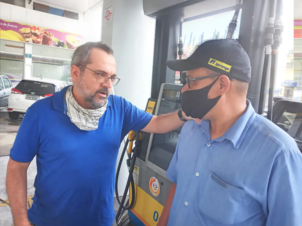 Weintraub conversa com Julio Frentista, seu apoiador na cidade de Marília